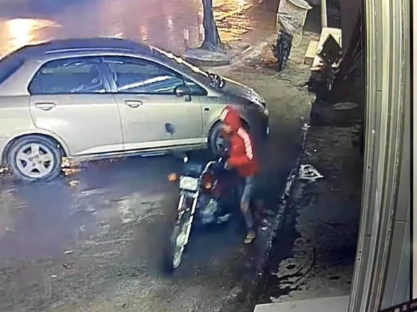 男子偷車全過(guò)程被路邊視頻監(jiān)控系統(tǒng)拍下，防盜意識(shí)還是要加強(qiáng)啊